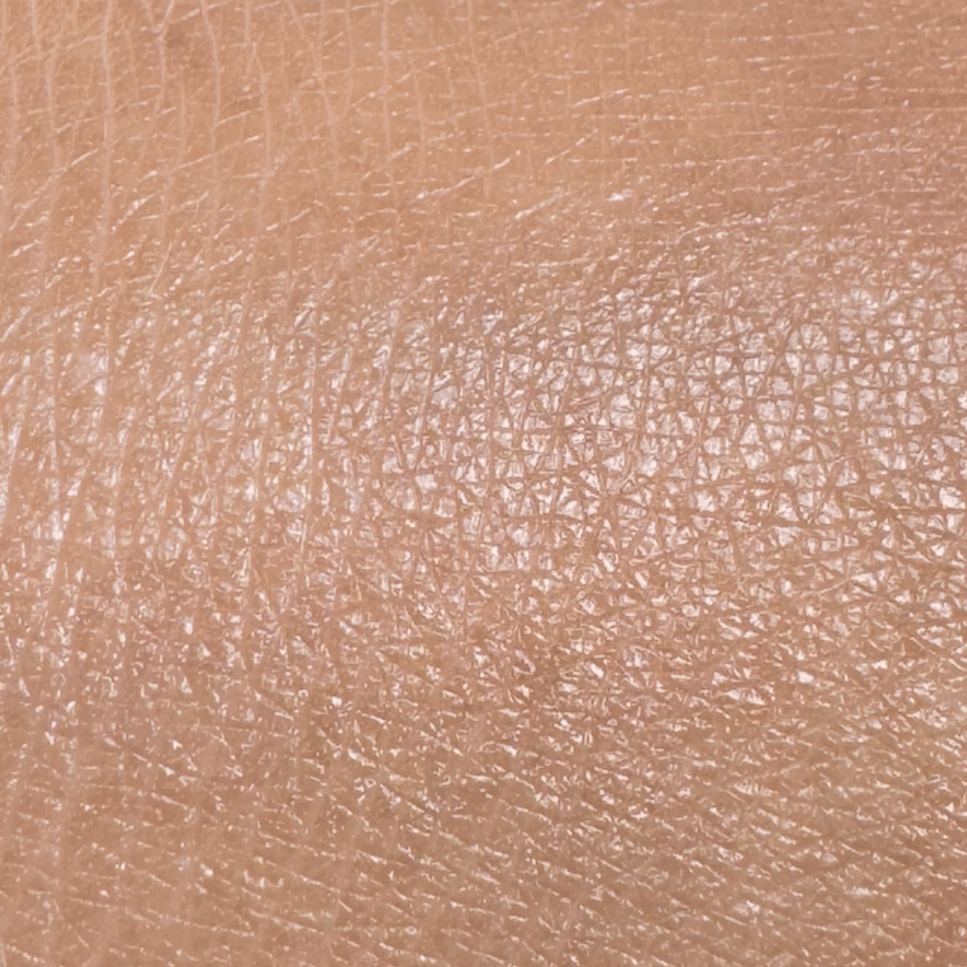 Même zone de peau après l’application, fini nacré visible