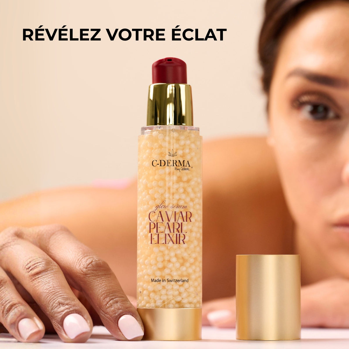 Révélez votre éclat : le sérum Glow Caviar Pearl Elixir posé devant un visage de femme.