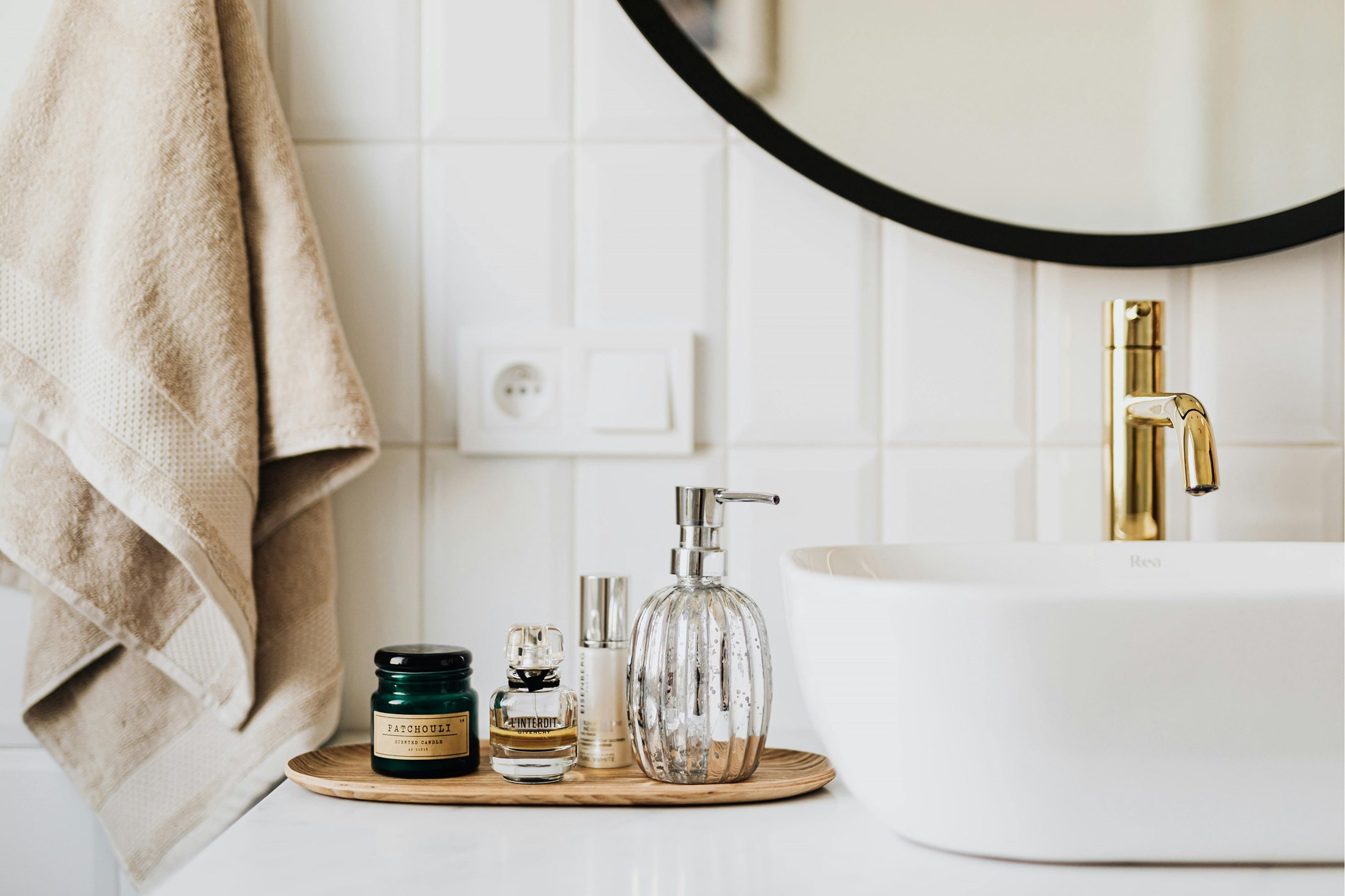 Les essentiels du soin de la peau : nettoyant, sérum, crème hydratante.